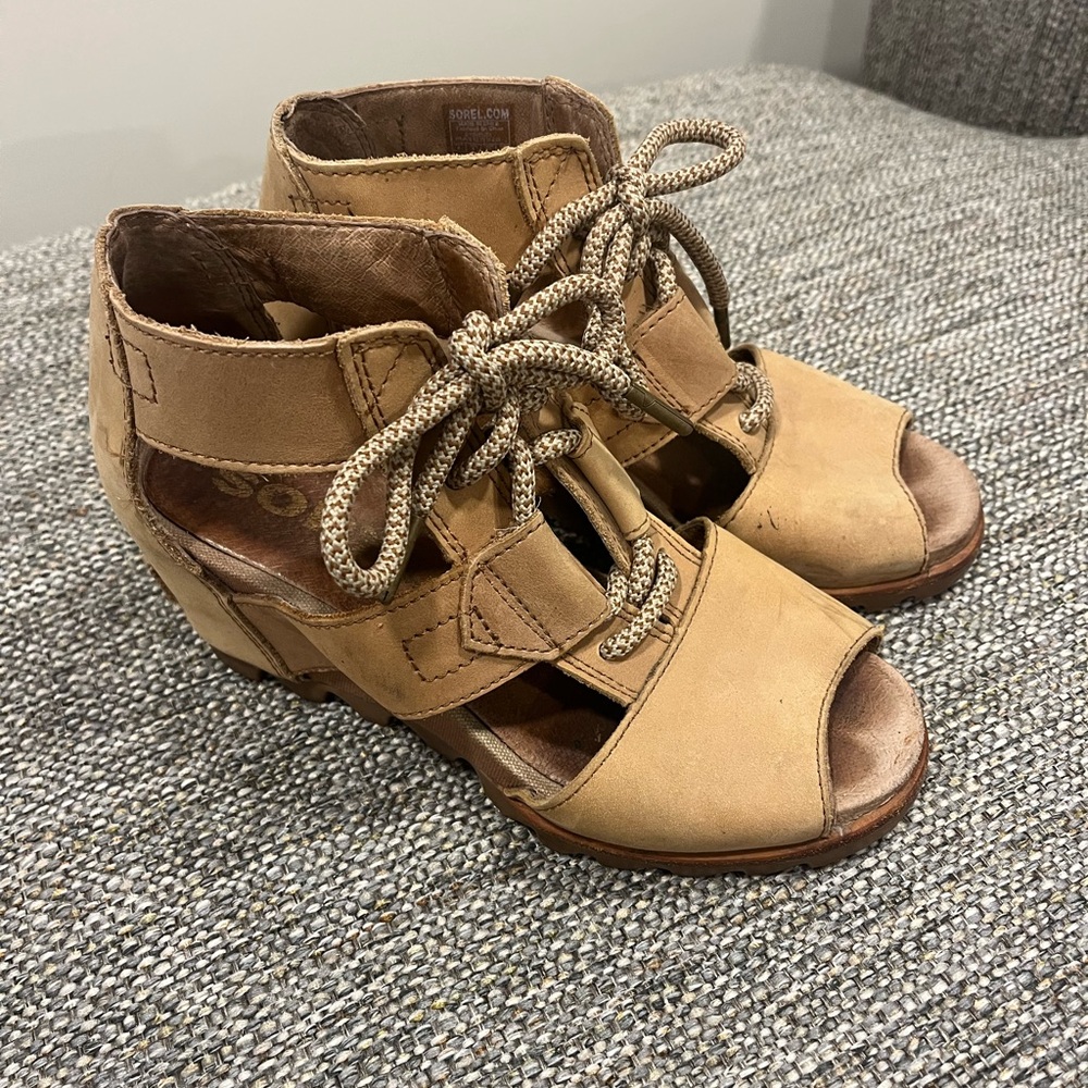 Sorel Joanie Lace Sandals in camel Size 6